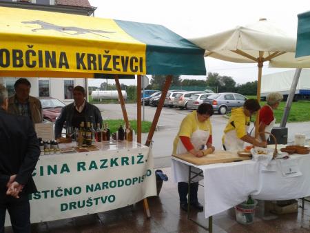 Predstavitev razkriških kulinaričnih posebnosti na prireditvi Prleška gibanica v okviru Prlekfesta 2